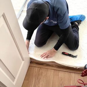 Carpet cleaning companies may be equipped to stretch loose carpet.