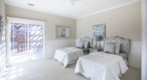 Twin bedroom with white carpet