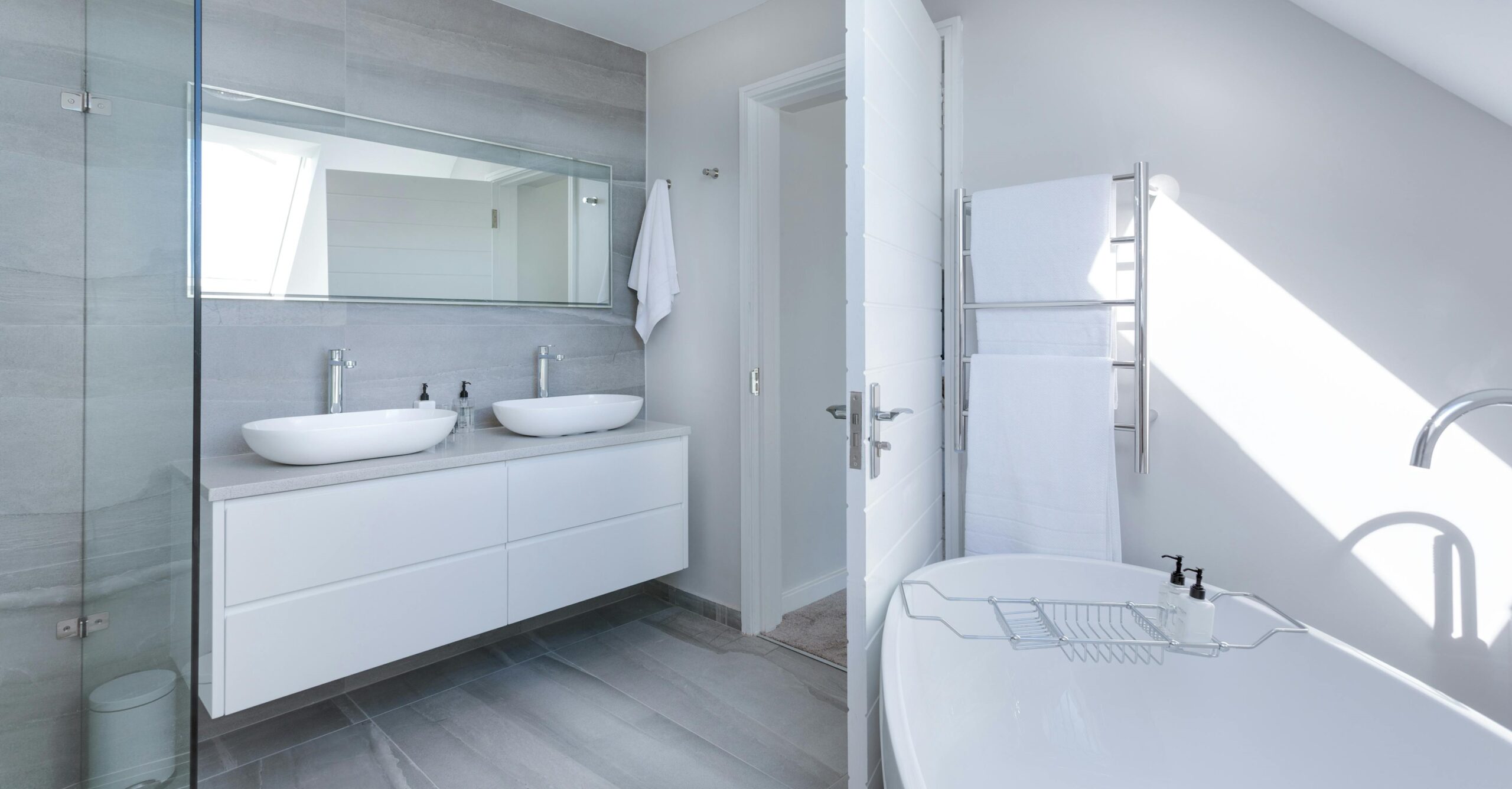 This minimalist bathroom has been thoroughly cleaned and de-cluttered.